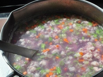 step6: 用湯匙攪拌將絞肉均勻推散