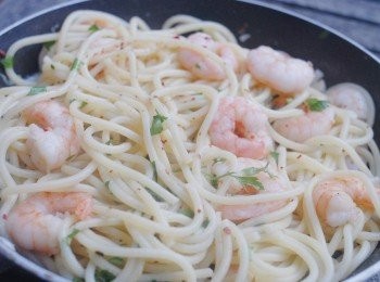 step4: 然後下50毫升煮意粉的水，檸檬皮及檸檬汁拌勻，加入意粉拌勻（如喜歡意粉較濕，可加多點煮意粉的水）