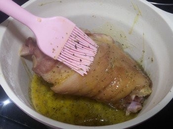 step4: 預熱焗爐180C
將溶左牛油液加香草同黑胡椒碎，再搽均成隻豬手