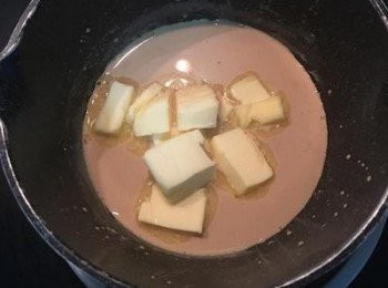 step3: 再將奶油加入奶茶中煮到溶化;煮奶油時可先將蛋黃先打散.