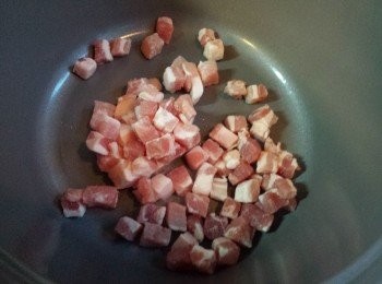 step2: 燒熱鍋，放下煙肉粒炒至出油及金黃色。