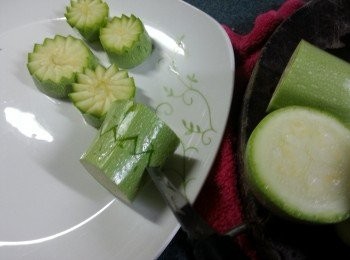 step10: 將翠玉瓜洗淨,切大約2吋一件,用刀仔於瓜中間插入成V字型切花,打開成兩件