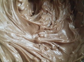 step2: 拌好的黑糖奶油霜加入豆漿再攪拌均勻 此時顏色會變得較淡喔