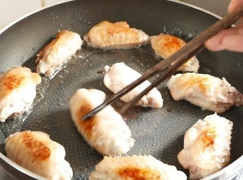 step6: 以中大火燒熱油，下<a href="https://bit.ly/3zHU5V3" target="_blank" data-keyword="雞翼" class="guide-link"><strong>雞翼</strong></a> <span style="display:inline-block;vertical-align:middle;margin-top:-3px;color:initial;border-radius:3px;padding:2px 3px;font-size:12px;line-height:14px;background:#87d300;color:#fff;">即買</span> ，先煎<a href="https://bit.ly/3zHU5V3" target="_blank" data-keyword="雞翼" class="guide-link"><strong>雞翼</strong></a> <span style="display:inline-block;vertical-align:middle;margin-top:-3px;color:initial;border-radius:3px;padding:2px 3px;font-size:12px;line-height:14px;background:#87d300;color:#fff;">即買</span> 表面1-2分鐘至金黃色後把<a href="https://bit.ly/3zHU5V3" target="_blank" data-keyword="雞翼" class="guide-link"><strong>雞翼</strong></a> <span style="display:inline-block;vertical-align:middle;margin-top:-3px;color:initial;border-radius:3px;padding:2px 3px;font-size:12px;line-height:14px;background:#87d300;color:#fff;">即買</span> 翻面，多煎1-2分鐘。