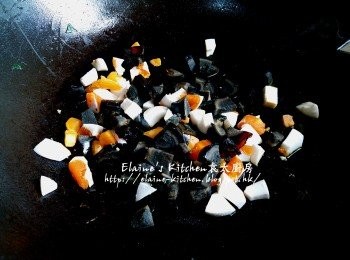 step9: 原鑊放入皮蛋粒及鹹蛋粒(留少許鹹蛋黃粒最後放面用)