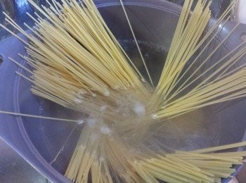 step1: 燒熱一鍋水，加入橄欖油和鹽，煮意粉約8分鐘，煮好後不要盛起，讓意粉保持濕潤。