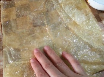 step7: 將腐皮抹上水,待腐皮濕潤