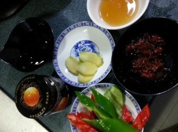 step3: 預備好各項材料:薑切片,青紅椒去籽鈄切片