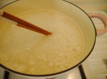 step5: *放至爐上中小火煮滾(約7-8分鐘，可開蓋)~
*煮滾後以筷子稍微左右劃圈5-6次拌勻~