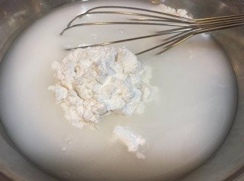 step2: 把粘米粉、澄麵粉、木薯粉過篩，然後加入鹽、清水混合攪拌均勻至冇粉粒