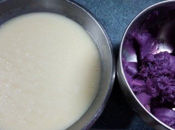 step16: 將已經蒸好及灘凍的冰皮及紫薯混合一起拌勻搓滑(要用手穿上膠手套,才將皮拌勻,是要保持衛生)