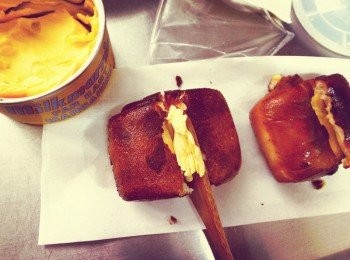 step1: 起油鍋中小火炸銀絲捲(要一直翻滾它) 炸至金黃後起鍋放在吸油紙上吸去多餘的油，接著剖半後抹上乳瑪琳