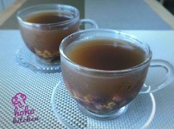 step4: 將200g冰塊倒入紅豆桂花水中，快速冷卻。倒入容器中，放入雪柜至凝固。