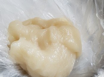 step5: 將蒸好糯米糰撕起放存在膠袋內搓圓按扁一會,令其質感更豐軟糯、趕熱加入花生芝麻內,用剪一吓一吓剪來吃,十分滋味。