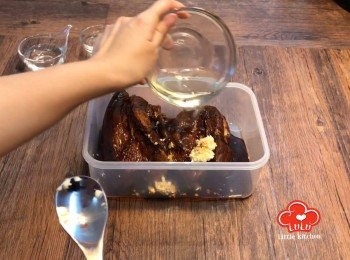 step5: 倒入醬汁所需材料後，放在雪櫃雪3小時左右
