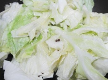 step2: 接著倒入切片的高麗菜一起炒~~