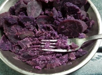 step4: 如沒有攪拌器就用义將紫薯壓碎