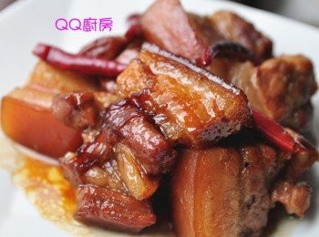 step11: 將起鍋的滷五花盛盤享用~若要讓滷肉顏色更美，分享小撇步2分鐘搞定~ 備鍋1大匙熱油，放入砂糖煸熱攪拌，再加入1大匙薄鹽醬油均勻拌炒，再將滷五花肉倒回鍋拌炒數下，保證美美上色喔!