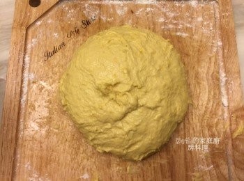 step3: 加入其他濕性材料：牛奶、水、橄欖油拌勻，稍微揉麵糰至無粉粒