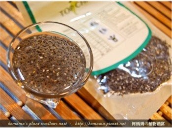 step2: 奇亞籽先放入開水中，攪拌一會，浸泡30分鐘後備用。