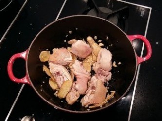 step5: 放入汆燙過的雞肉塊以中火做拌炒。