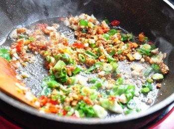 step4: 再將豆酥等所有配料爆香拌炒