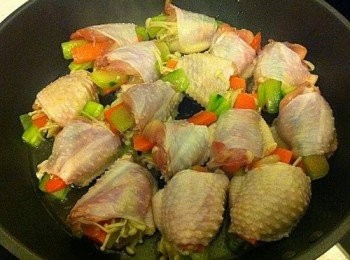 step5: 待(4)的材料凍後，遂點釀入去骨<a href="https://bit.ly/3zHU5V3" target="_blank" data-keyword="雞翼" class="guide-link"><strong>雞翼</strong></a> <span style="display:inline-block;vertical-align:middle;margin-top:-3px;color:initial;border-radius:3px;padding:2px 3px;font-size:12px;line-height:14px;background:#87d300;color:#fff;">即買</span> 裡。