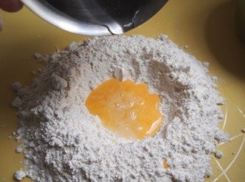 step2: 除牛油外將所有材料搓成團加28g牛油搓至有根膜