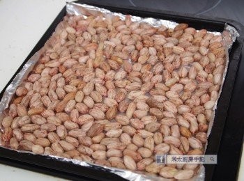 step1: 花生放入滾水汆燙30秒，放筲箕隔去水分，晾乾1小時後放入焗爐以150度焗約20分鐘，其間要把花生翻動一下。之後放涼備用。