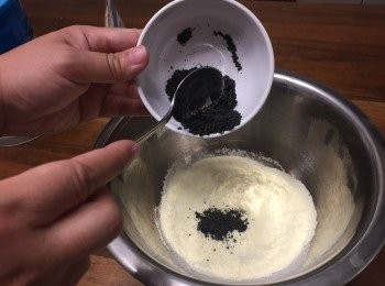step2: 先將芝麻粉倒入量好的奶粉中