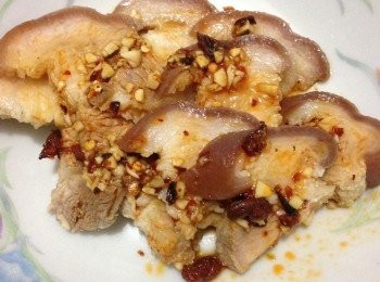 step1: 先用粗鹽省凈放入凍水加薑片以小火汆水至血水及肉靡走出來