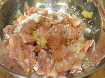 step1: 先前準備:

1. 牛油放置室溫，軟化後切成小塊狀。

2. <a href="https://bit.ly/2ZxapeY" target="_blank" data-keyword="雞扒" class="guide-link"><strong>雞扒</strong></a> <span style="display:inline-block;vertical-align:middle;margin-top:-3px;color:initial;border-radius:3px;padding:2px 3px;font-size:12px;line-height:14px;background:#87d300;color:#fff;">即買</span> 肉去皮切小塊，加入所有醃料混合，醃 20分鐘。