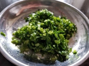 step3: 芫茜，清洗後切碎