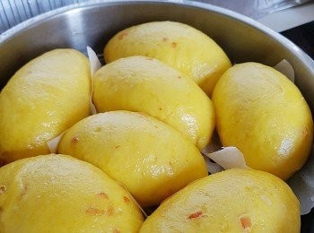 step3: 第一次發酵完成後，將麵糰放在工作枱上按出氣泡，桿成圓型,
切成等份(此食譜約可分成七至八份)、再發酵35分鐘
