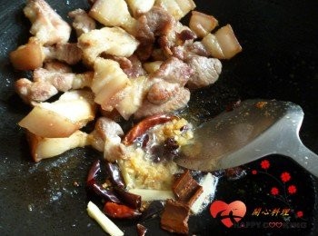 step2: 倒出餘油放<span class="group_2">香料</span>炒出香味後加花椒拌炒一會