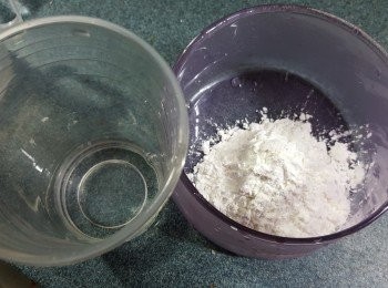 step8: 將25g粟粉加40g水伴勻待用