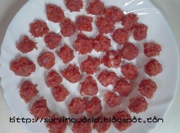 step4: 把瘦肉洗淨，切片挆碎，加入<span class="group_2">醃料</span>撈勻，等待15分鐘後，將肉碎弄成一粒粒小肉丸。