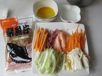 step1: <span class="group_1">食材</span>如圖:將所有<span class="group_1">食材</span>切成細絲