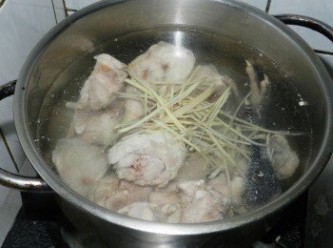 step4: 煮一鍋水，加入土雞肉與薑絲後煮10分