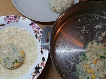 step5: 將材料搓圓後，壓成餅狀，沾上麵包糠。