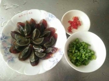 step1: 剝皮蛋殼並切成1/4顆、蒜頭敲碎、青蔥切珠、辣椒切碎，蠔油【萬家香】，備用；
