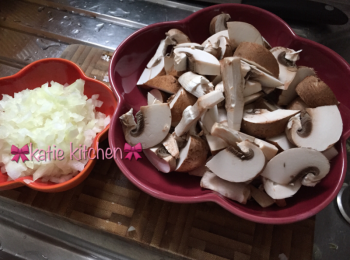 step2: 先將磨菇用沾少許水的廚房紙或布抹去磨菇表面，不用加水沖洗的，切粒備用; 洋蔥切半再切粒備用