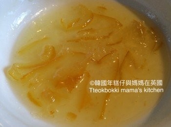 step2: 準備1/2個檸檬汁和2湯匙的韓國柚子醬拌勻，