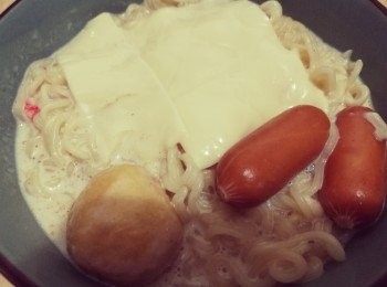 step5: 把泡麵所附的調味包倒進煲內，將調味料拌勻。