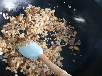 step3: 再將冬菇、腰果粒及菜甫加入，炒勻。