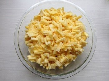 step2: 將鳳梨去皮去心,切成細條狀。熬煮完才可吃到鳳梨餡的口感。