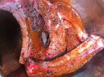 step1: 鹽,黑椒,紅椒粉,鬆肉粉均勻塗在豬肋骨上醃1小時