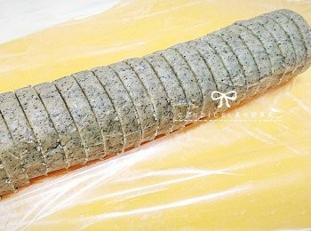 step7: 麵糰冷凍後變硬後，切片，約1公分厚度。