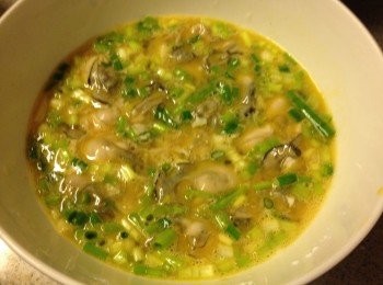 step2: 把雞蛋, 蔥粒, 糖, 鹽, 胡椒粉加入大碗內