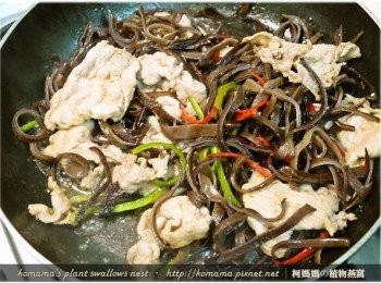 step4: 後再將黑木耳絲、紅綠辣椒絲也一同入鍋拌炒。